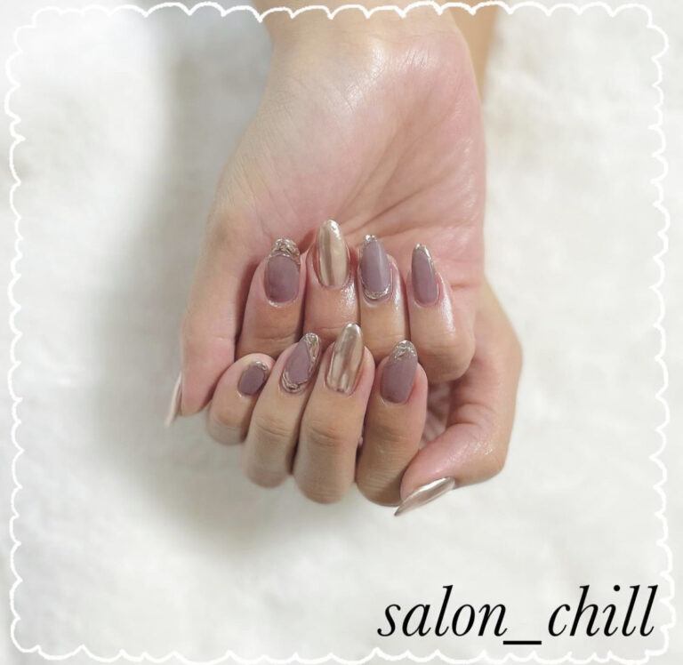 salon chill グレージュにピンクゴールドのアクセサリーネイル　名古屋市